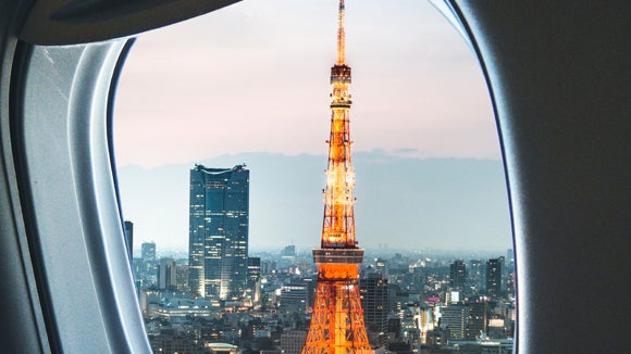 vista desde una ventana de una ciudad iluminada vista desde una ventana de una ciudad iluminada