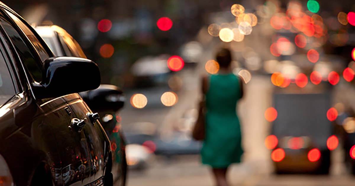 mujer caminando ciudad mujer caminando ciudad